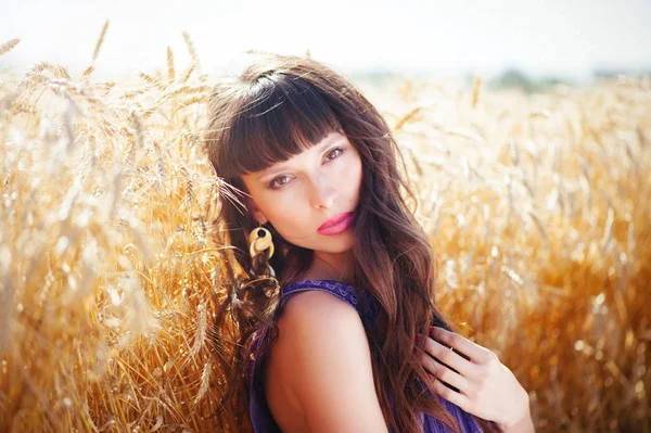 Портрет красивой женщины на пшеничном поле — стоковое фото