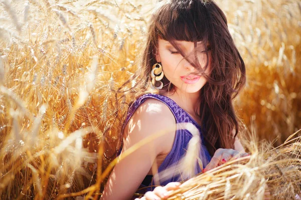 Bir buğday alanda güzel bir kadın portresi — Stok fotoğraf
