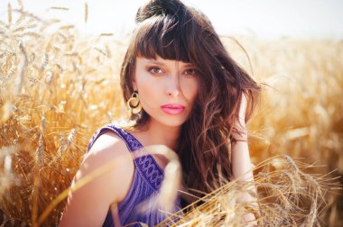 kadın bir buğday alan saçında Rüzgar