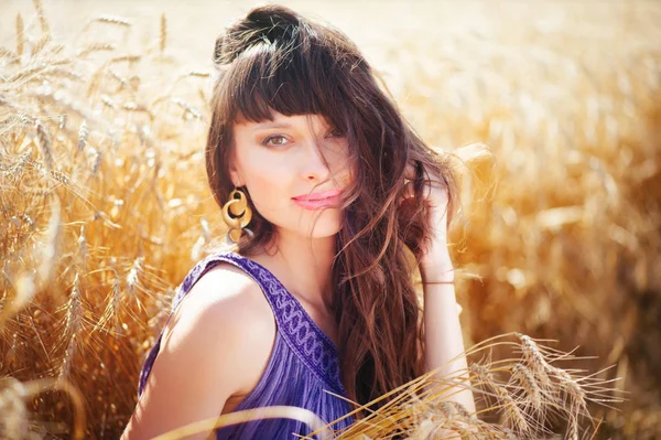 Mulher o vento em seu cabelo em um campo de trigo — Fotografia de Stock