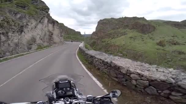 Viajero de motocicletas en una meseta de montaña — Vídeos de Stock