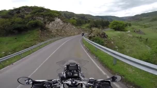 Motorcykel rejsende på et bjerg plateau – Stock-video