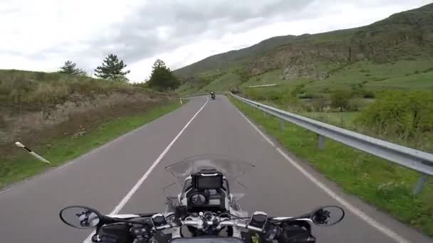 Motorcykel rejsende på et bjerg plateau – Stock-video