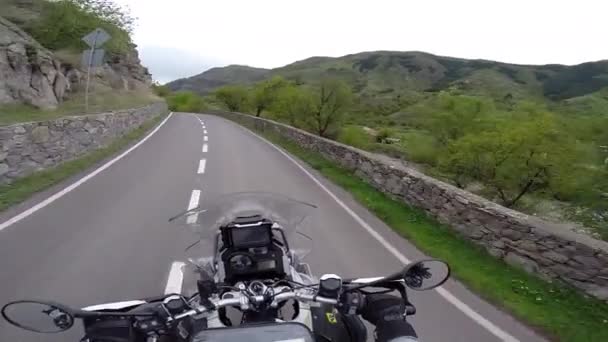 Viajero de motocicletas en una meseta de montaña — Vídeos de Stock