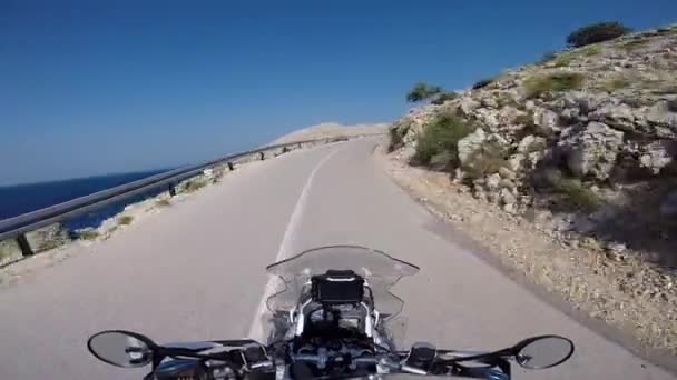 Motorcykel resenären på kalfjället platån — Stockvideo