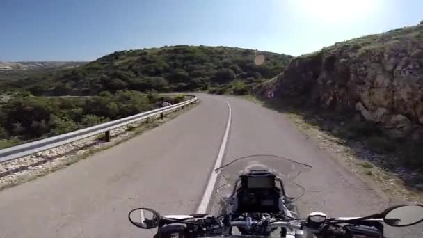 Viajero de motocicletas en la meseta de montaña desnuda — Vídeo de stock
