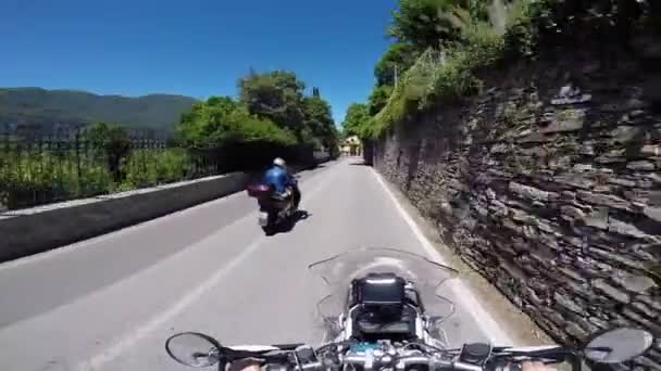 Člověk cestuje na motorce v Itálii — Stock video
