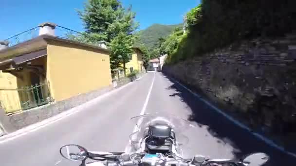 Mężczyzna jedzie na motocyklu w Włochy — Wideo stockowe