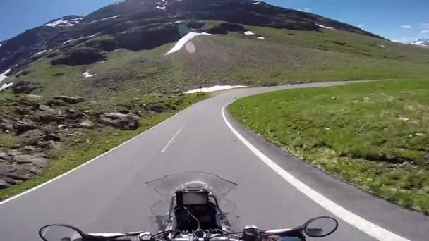 Люди путешествуют на мотоцикле по Италии — стоковое видео