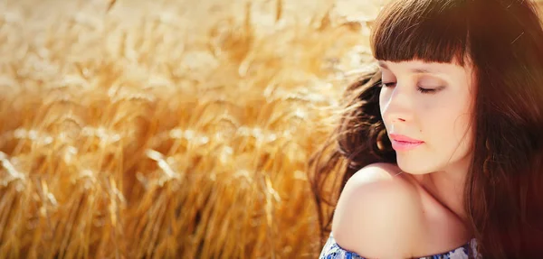 Buğday alan. Güzel kadın — Stok fotoğraf