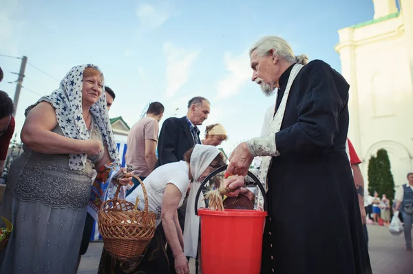 Menschen feiern Ostern — Stockfoto