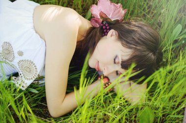 çimenlerin üzerinde uyuyan kadın