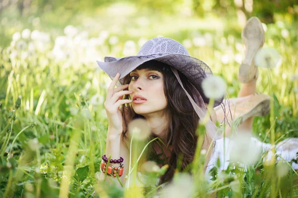 Frau mit Löwenzahn — Stockfoto