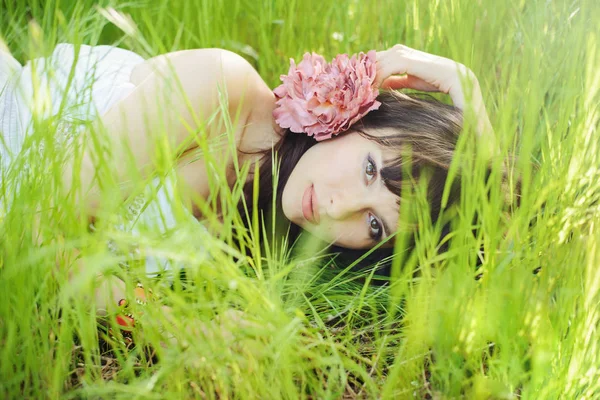 Kobieta do spania na trawie — Zdjęcie stockowe