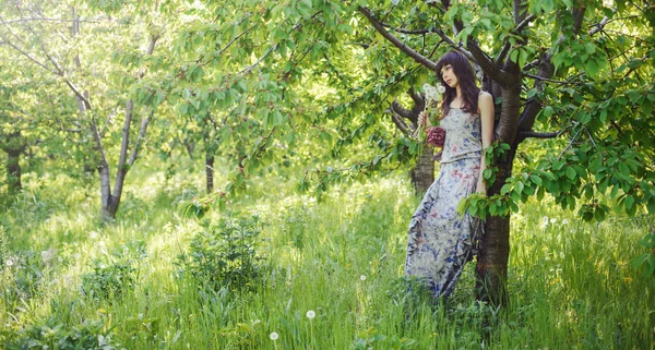 Mulher romântica posando no fundo verde — Fotografia de Stock