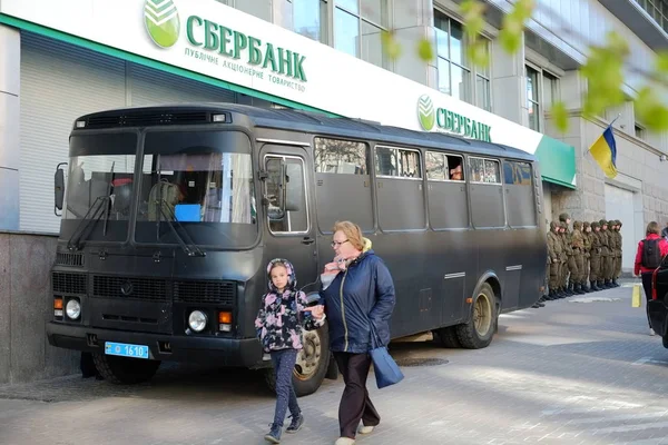 Sberbank. Militär bewacht Demonstranten — Stockfoto