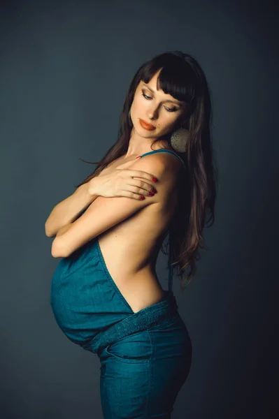 Mujer embarazada en overol —  Fotos de Stock