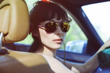 Gözlüklü direksiyonuna güzel kadın