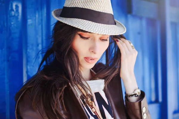 파란색 바탕에 모자에 있는 여자 — 스톡 사진