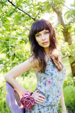 Bahar bahçesinde güzel bir kız