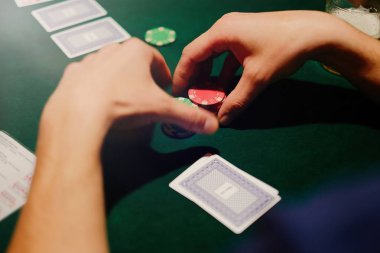 oyuncu fiş tutar poker oyunudur