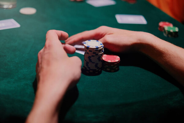 Игра в покер является игрок держит фишки

