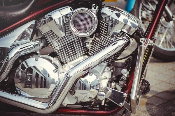 Filtre à air moto chromé et le moteur — Photo