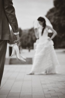 adam kadın ayakkabısı tutar