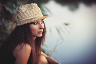 nehir kıyısında akşam istirahat kadın