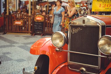 Prag turist kalbinde Vintage arabalar