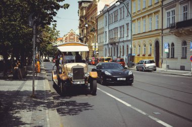 Prag turist kalbinde Vintage arabalar