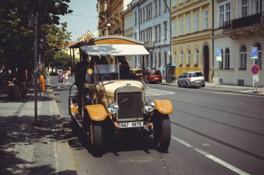 Prag turist kalbinde Vintage arabalar