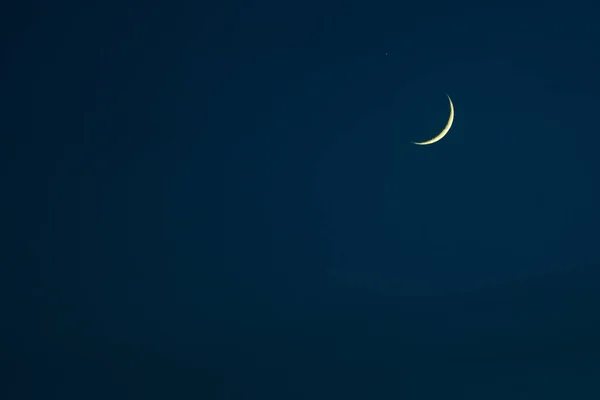 Nové dorůstající měsíc na noční obloze — Stock fotografie