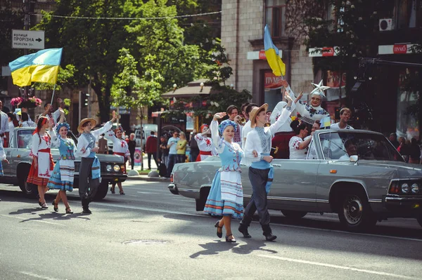 人们在传统服饰又唱又跳 — 图库照片