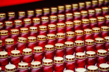 İkinci Dünya Savaşı kurbanları anısına lambalar