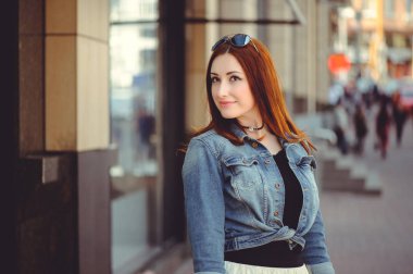 güzel kadın şehir etrafında yürür