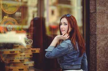 Penceredeki dükkanın güzel kadın