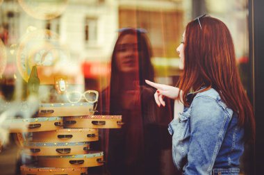 Penceredeki dükkanın güzel kadın