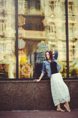 Penceredeki dükkanın güzel kadın