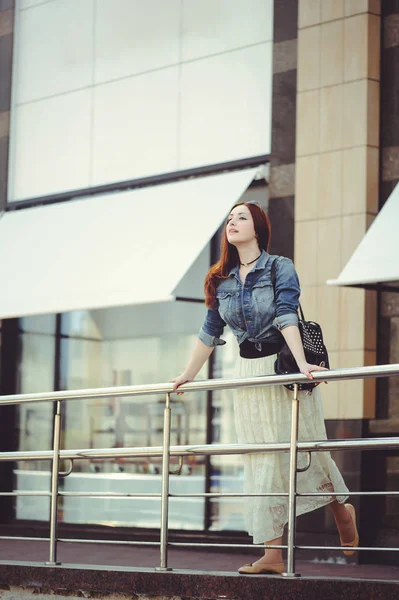 Schöne Frau spaziert durch die Stadt — Stockfoto