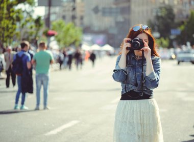 güzel kadın şehirde fotoğrafı