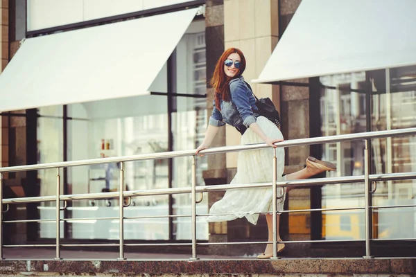 Mooie vrouw loopt rond de stad — Stockfoto