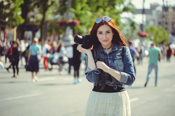 도시에서 촬영 하는 아름 다운 여자 — 스톡 사진