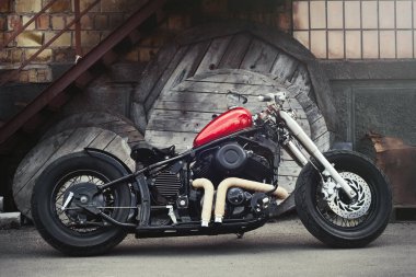 Siyah Vintage özel motosiklet bobber endüstriyel arka planda