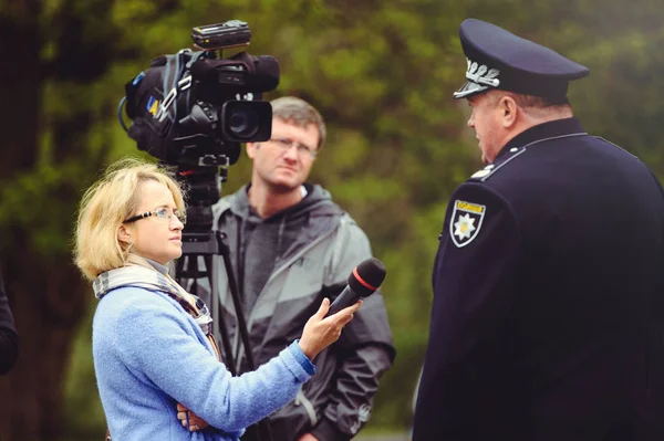 Oficer policji udziela wywiadu — Zdjęcie stockowe