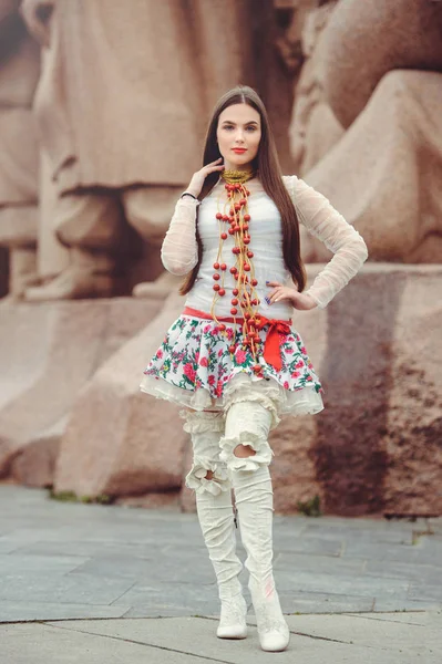 Menina bonita na roupa ucraniana posando — Fotografia de Stock