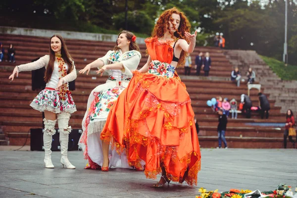 Menina bonita na roupa ucraniana posando — Fotografia de Stock