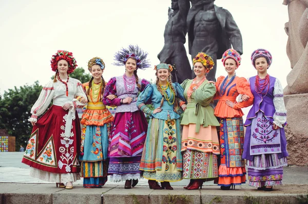Красивая девушка в украинской одежде позирует — стоковое фото
