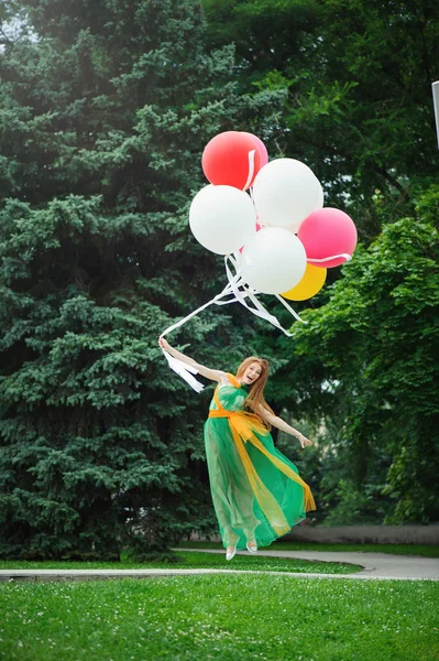 女孩穿着绿色气球 — 图库照片