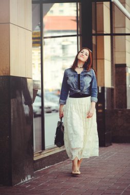 Genç kadın şehirde yürüyüş